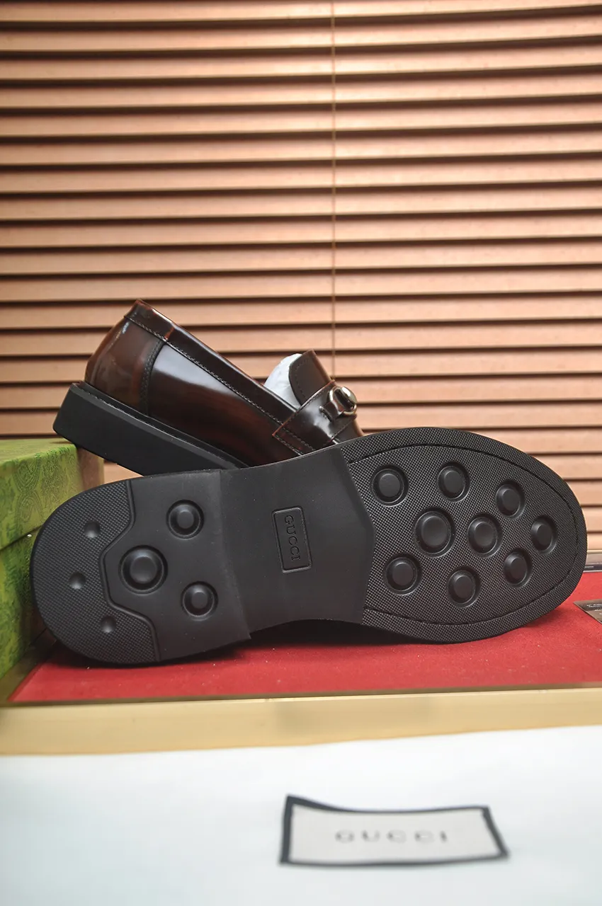Men's shoes💰540💶Italy's top luxury men's shoe giant (GUCCI) (Gucci) (full cowhide lining) new arrival🍃Original European style🔰 Pleasant to the eye😍In order to make the shoes more durable and non-deformable🌀The production continues to follow traditional methods but there is still no lack of innovation💪Choose original sheepskin for the leather♻️ Smooth and natural And extra bright ⭐Made of imported cowhide, the first choice of rich people 38-45 (45 customized)